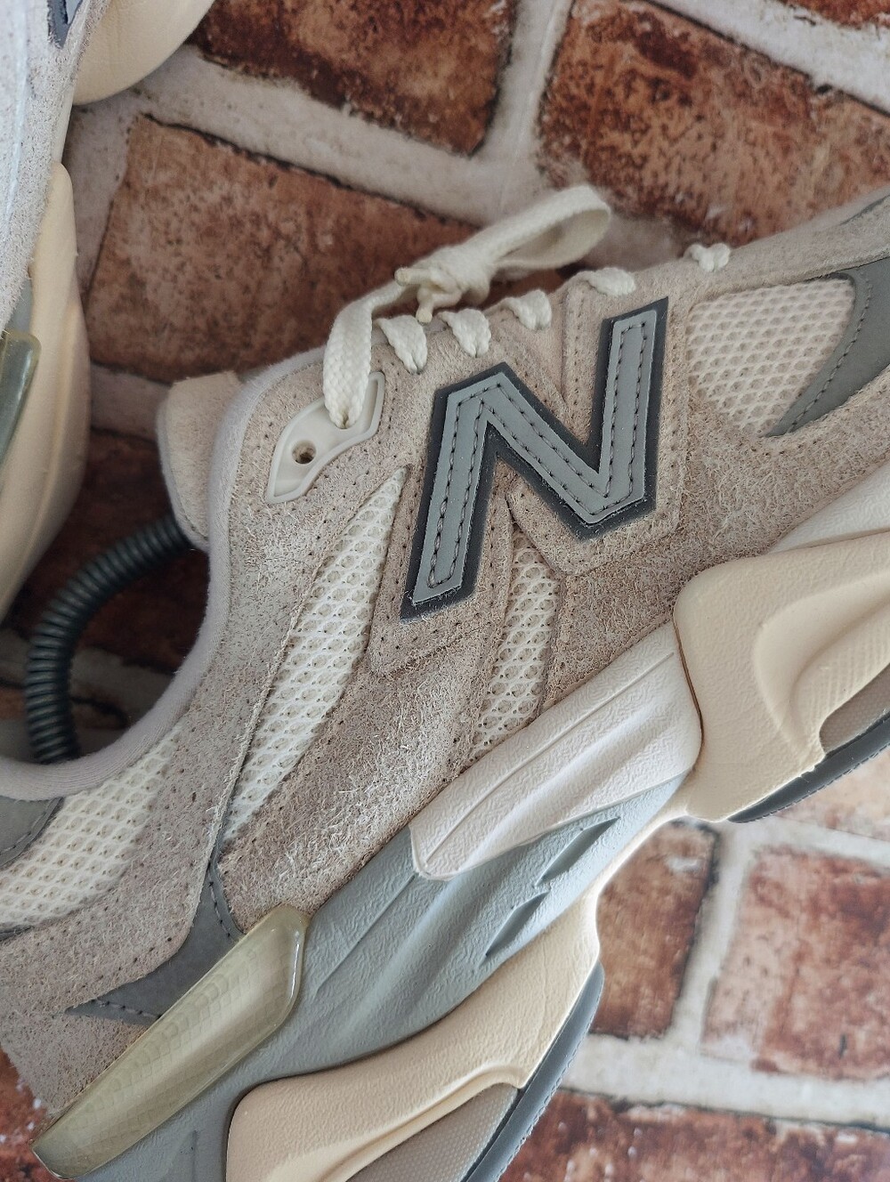 Pre-owned New Balance 9060 - Picture 11 of 13